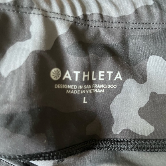 Athleta Camo Contender 7/8 Tight Leggings
Camouflage Yoga Pants Black L - Picture 10 of 10